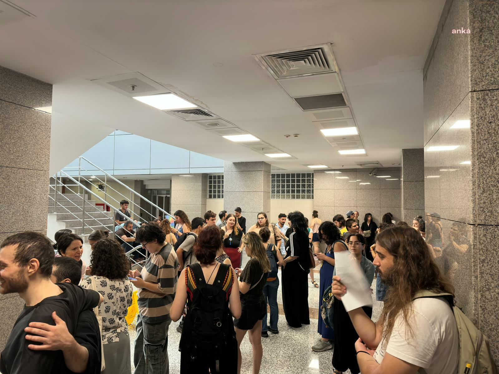 İstanbul Onur Yürüyüşü Davasını Dışarıda Bekleyen Yurttaşlar