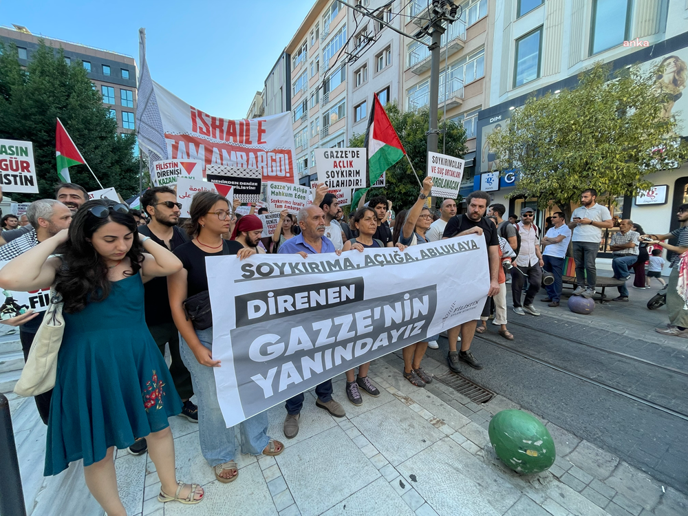 Kadıköy'de Süreyya Operası Önünde Toplanan Yurttaşlar-1