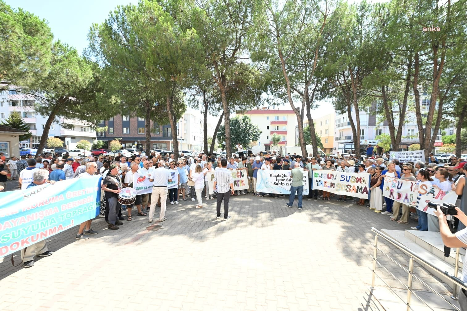 Su Yaşam Adalet Komisyonu Çanakkale Belediyesi önünde toplandı