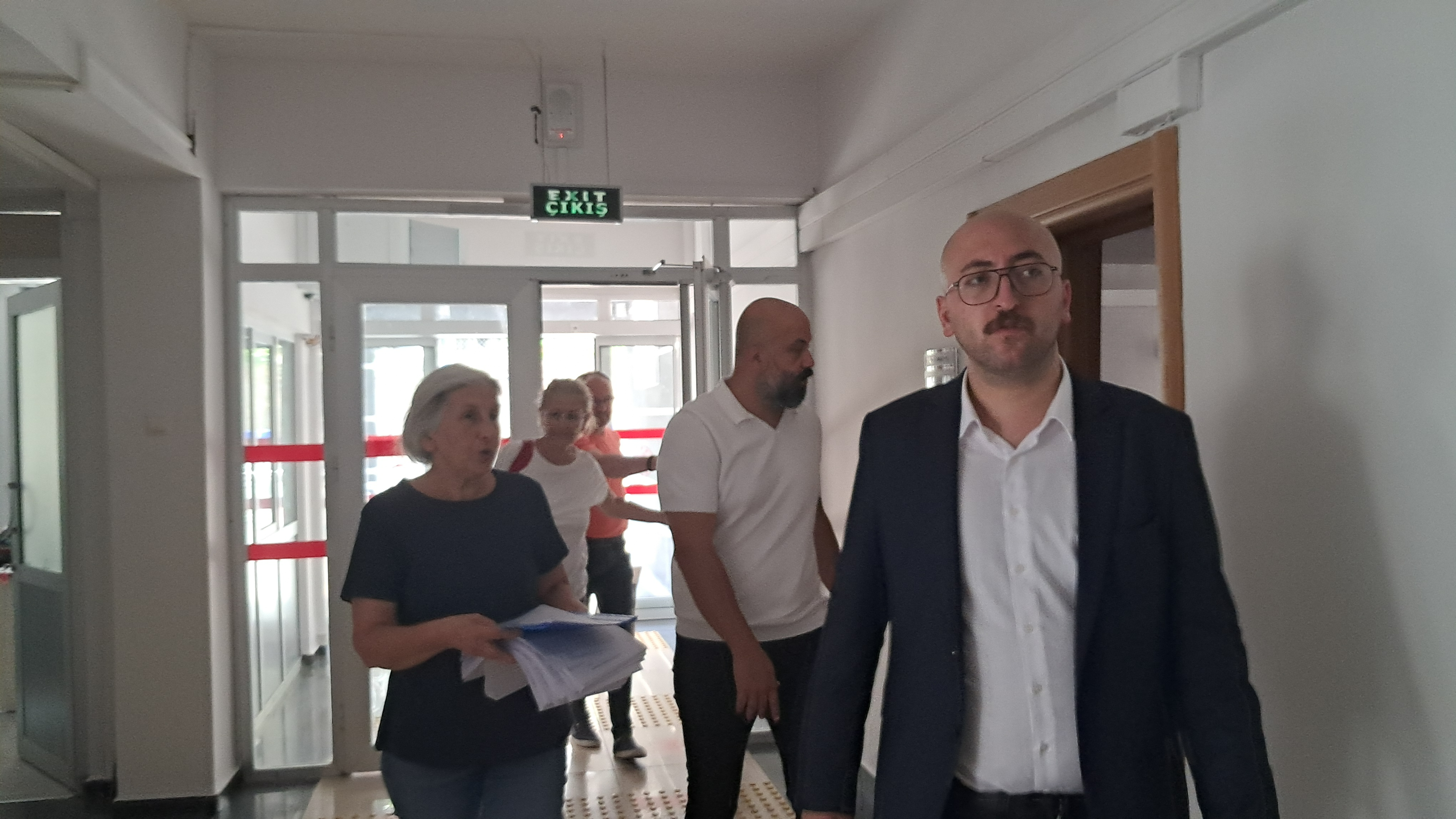 Yeşil Artvin Derneği Üyeleri Dilekçeleri Teslim Ediyor