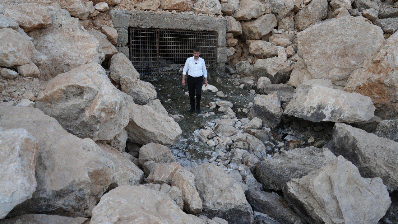 Abdurrahman Tutdere tamamen kuruyan Gürlevik su kaynağında incelemelerde bulundu