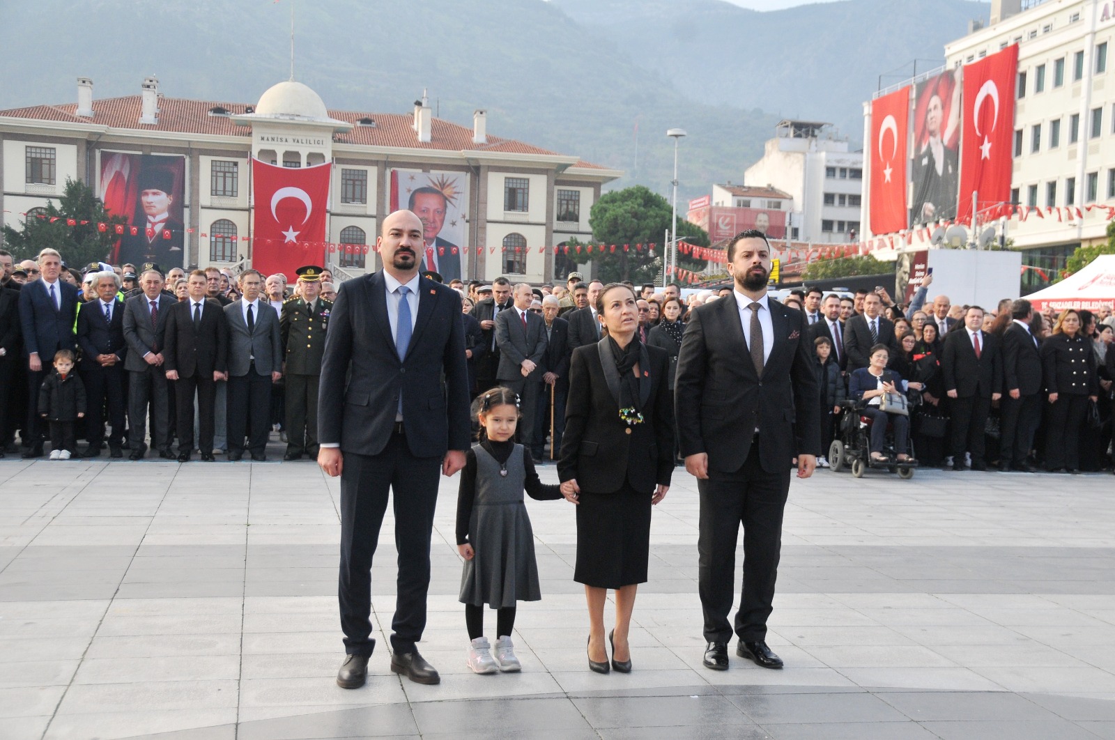 Manisa’da Binler Cumhuriyet Meydanı'na Akın Etti