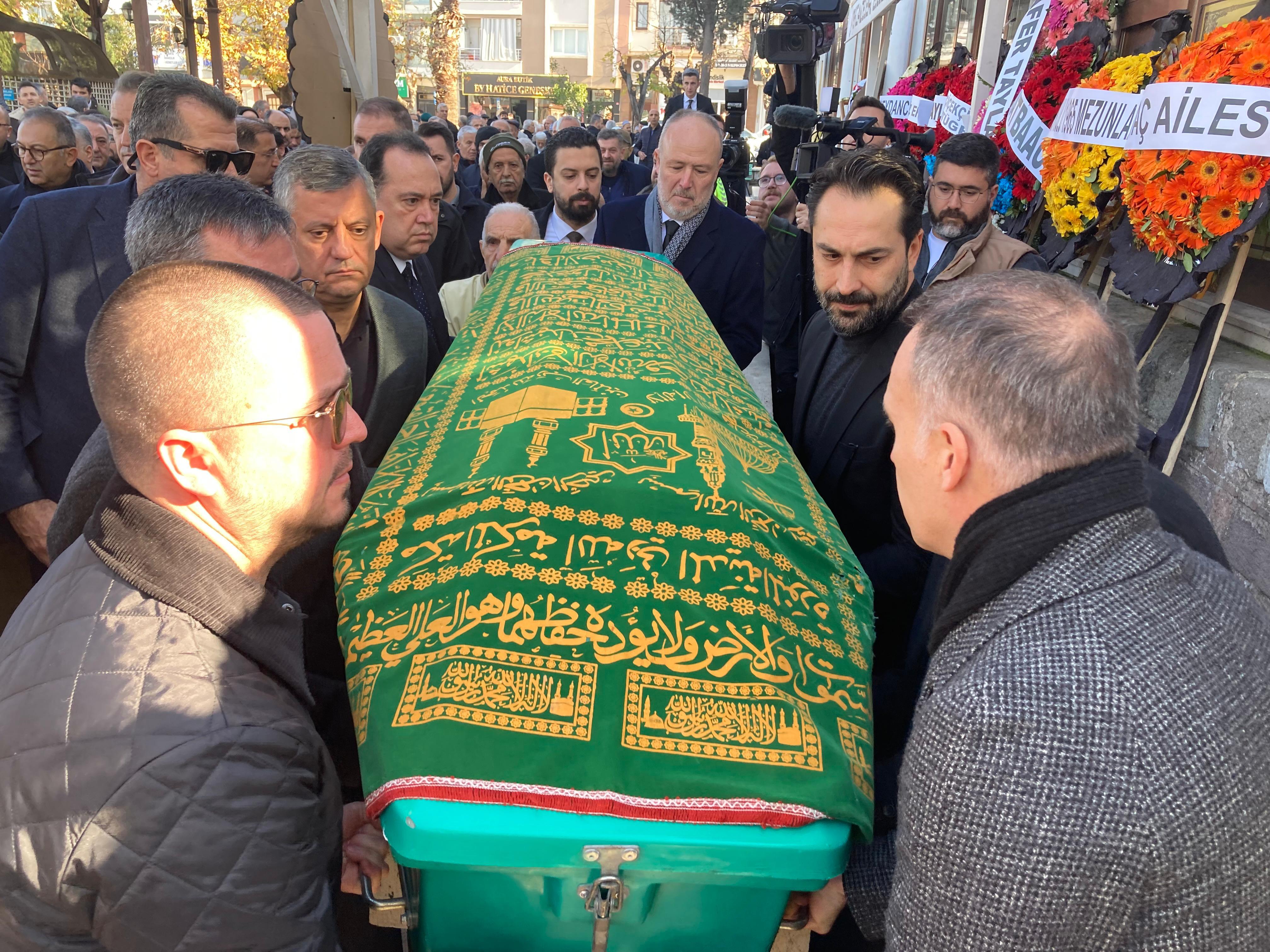 Chp Genel Başkanı Özel Haşim Akçura’nın Tabutunu Taşıdı.
