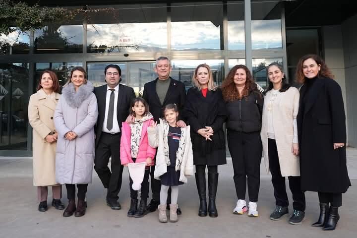 Chp Genel Başkanı Özel’den Ferdi Zeyrek’in Ikiz Kızlarına Okul Jesti