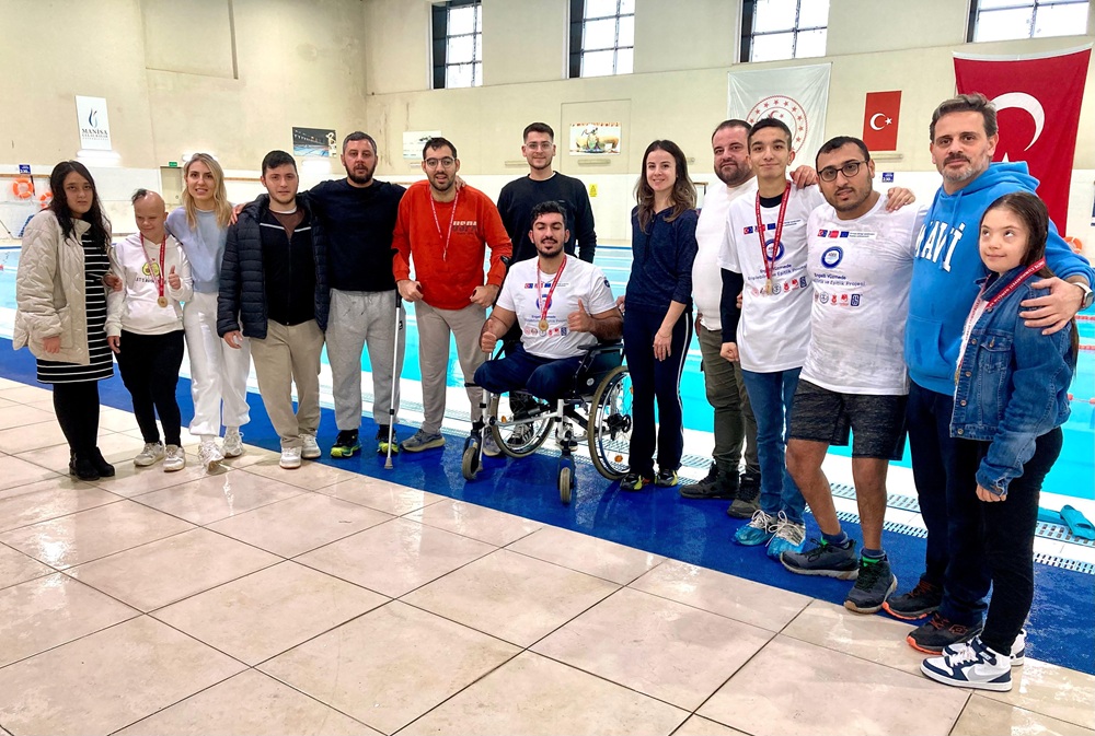 Yüzme Yarışları Ayakta Alkışlandı1