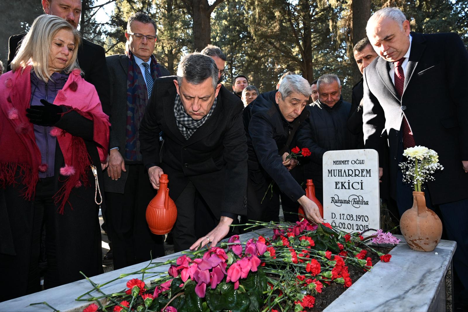 Özgür Özel Güney Temiz'in Kabrini Ziyaret Etti