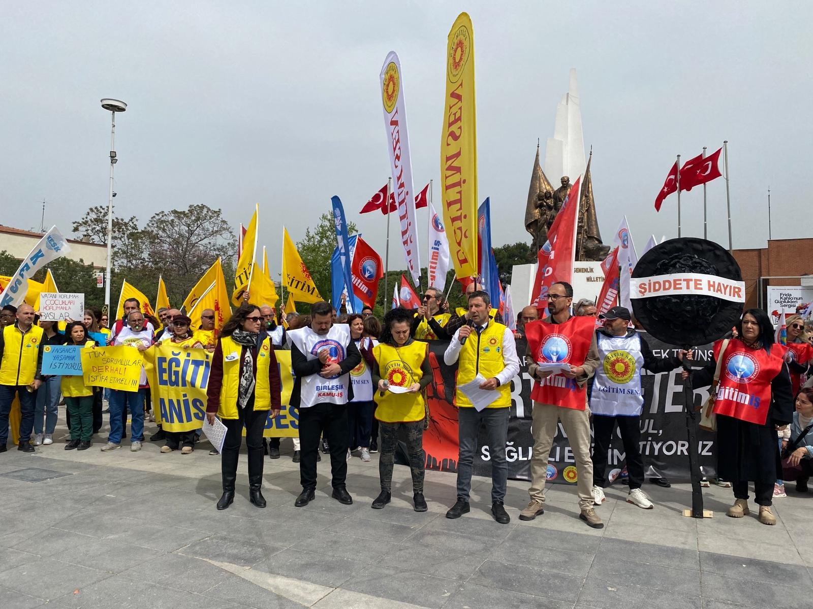 Eğitim Sendikaları Manisa'da Milli Eğitim Müdürlüğü Önüne Siyah Çelenk Bıraktı