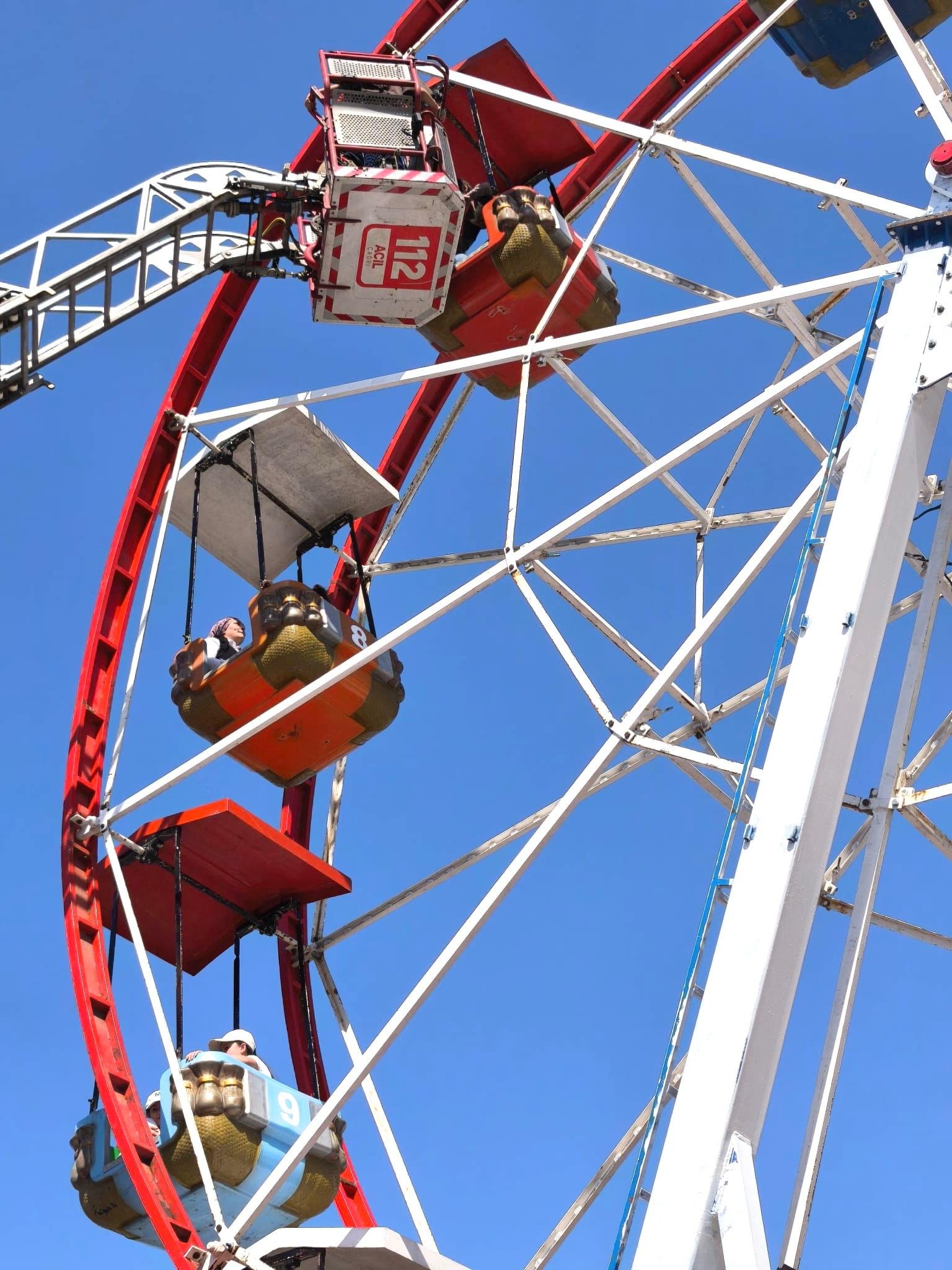 Elektrik Kesildi, Dönme Dolapta Mahsur Kalanların Imdadına Itfaiye Yetişti