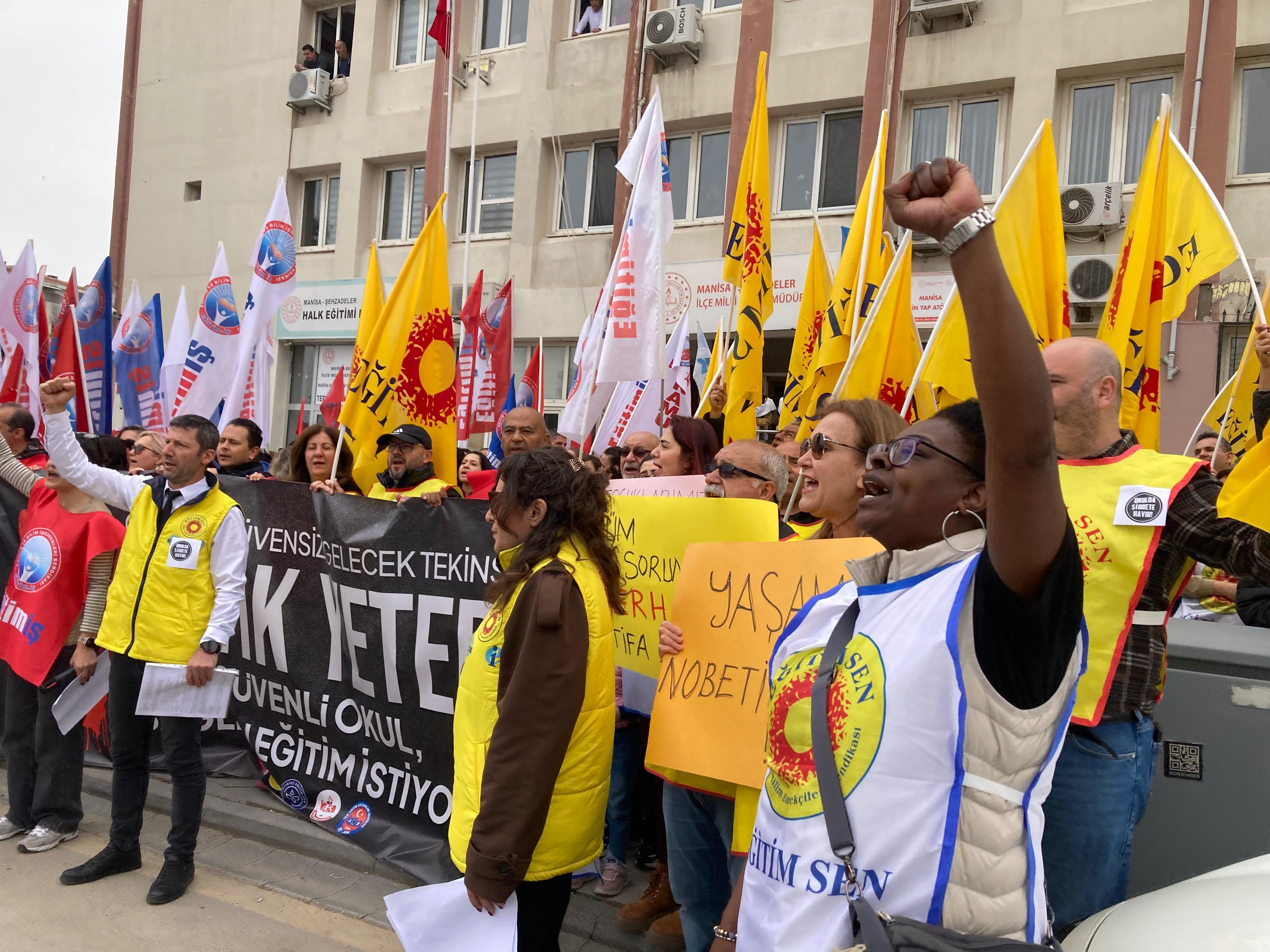 Manisa'da Eğitimciler Meb Önünde (2)
