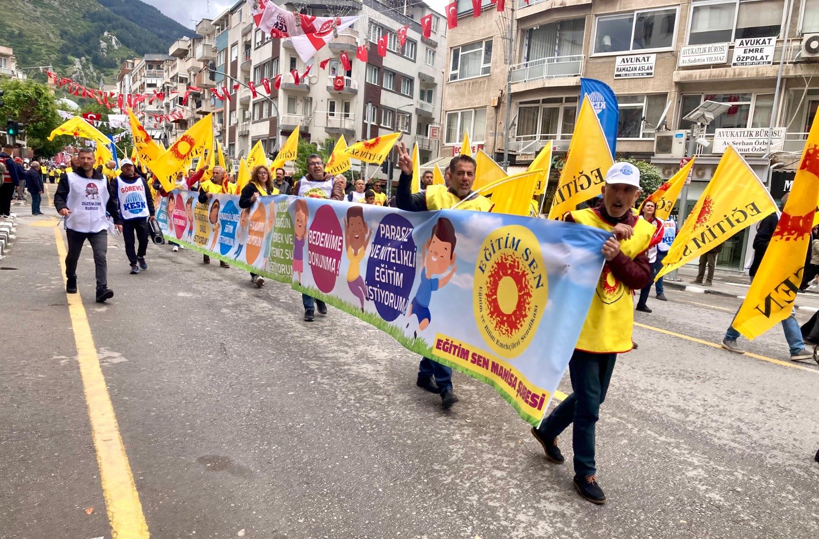 Manisa’da 1 Mayıs Karnaval Gibiydi-1