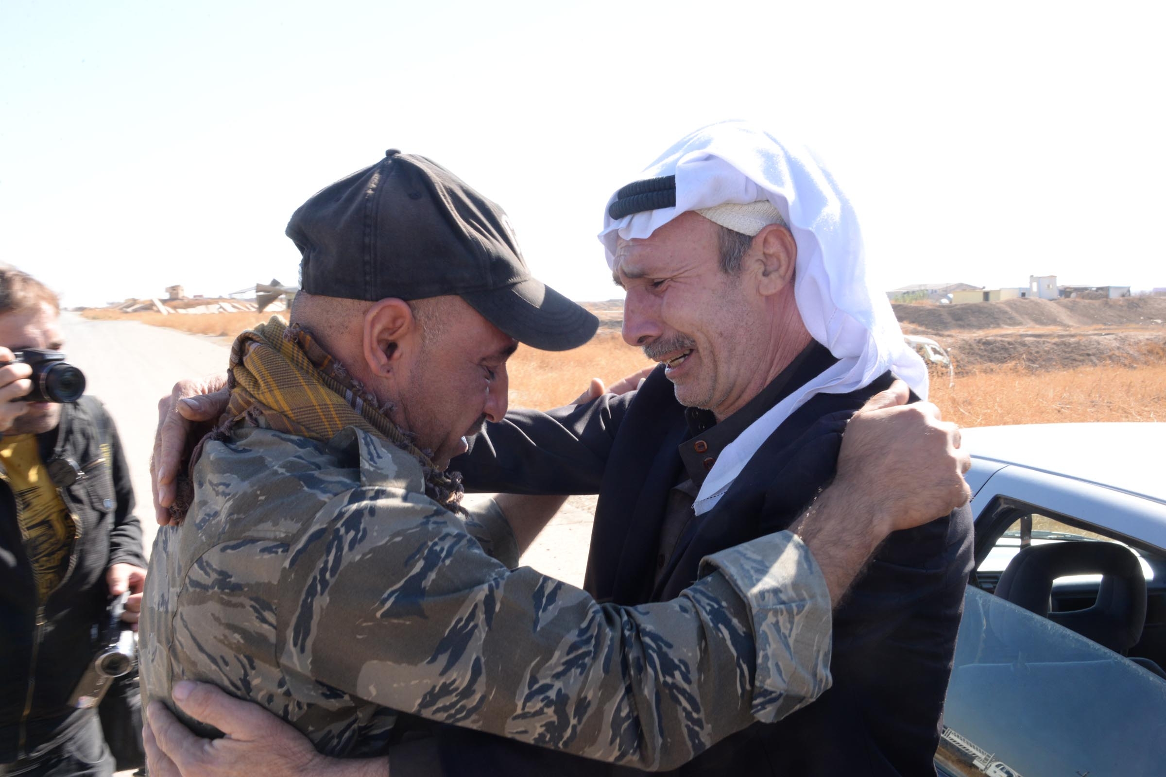 IŞİD terör örgütünden kaçan bazı mülteciler yolda gördükleri Iraklı askerlere sarılarak, uzun süre ağladı. 