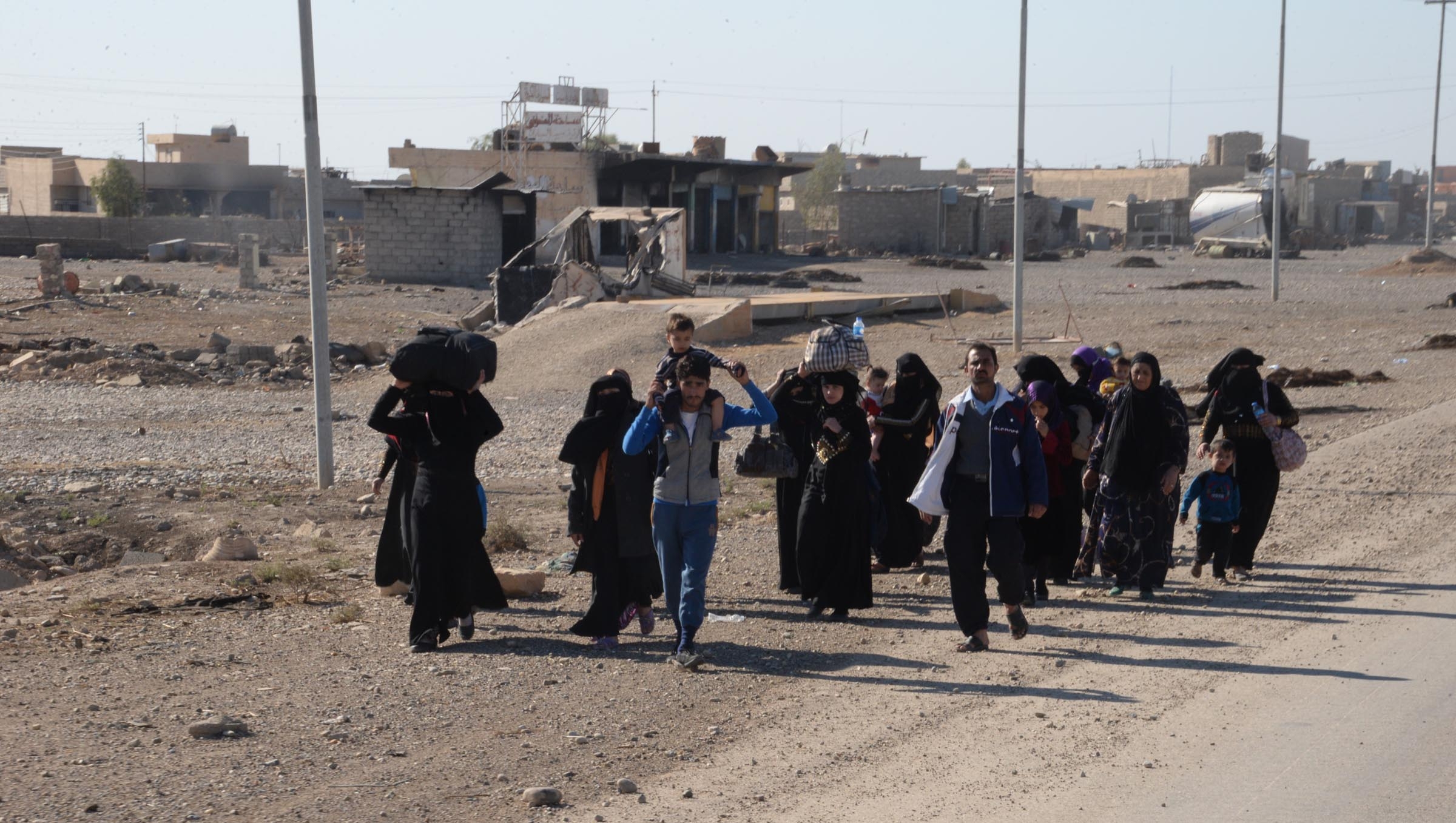 Operasyonun sürdüğü Musul'un dış mahallelerinden çok sayıda aile de bugün Irak Kürdistan Bölgesel Yönetimi kontrolünde bulunan Erbil'e doğru göç etmeye başladı. 